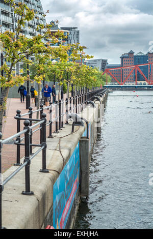 Vista su dock 9 sabato 11 luglio 2015 a Salford Quays, Manchester, UK, con uswim organizzato eventi di nuoto. Foto Stock