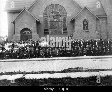 Una fotografia storica della riunione della Chiesa mennonita della Conferenza generale del 1911. L'immagine cattura i partecipanti e riflette la vita religiosa e comunitaria dei mennoniti nell'America del XX secolo. Foto Stock