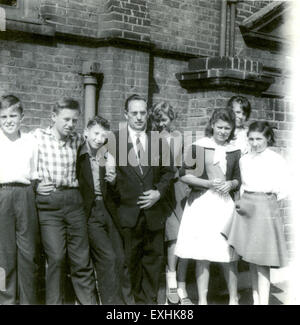 Questa fotografia cattura il signor Groh con un gruppo di adolescenti al London Mennonite Centre. L'immagine mette in evidenza il lavoro del Consiglio delle missioni mennonita e di Paul Coffman nel fornire servizi volontari e programmi educativi per i giovani nel Regno Unito. Foto Stock