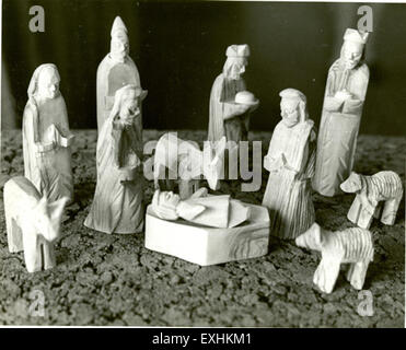 The Nativity Scene, parte di un'esposizione della comunità di Elkhart, Indiana, cattura l'essenza della storia natalizia. Esposto in una caffetteria locale, questo evento di volontariato sottolinea lo spirito di donazione e il coinvolgimento della comunità, celebrando la nascita di Cristo attraverso la rappresentazione artistica. Foto Stock