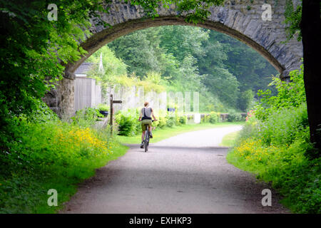 Ciclista femmina a Hassop sul Monsal Trail percorso in bicicletta tra Buxton e Bakewell nel Peak District, REGNO UNITO Foto Stock