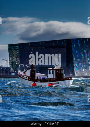 Barca da pesca nel porto di Reykjavik, Reykjavik, Islanda Foto Stock