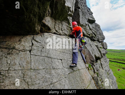 L'uomo arrampicata su roccia a Windgather rocce vicino a Buxton in Peak District, REGNO UNITO Foto Stock