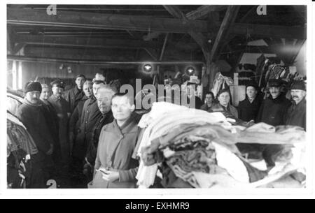 Questa immagine riflette gli sforzi storici per aiutare i rifugiati mennoniti russi a Prenzlau attraverso donazioni coordinate da H. S. Bender. Cattura il lavoro di soccorso della comunità durante un periodo critico, concentrandosi sugli aiuti e il sostegno forniti agli sfollati durante il loro reinsediamento. Foto Stock