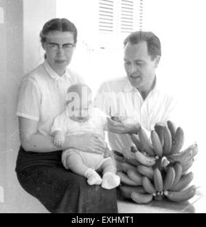 Un ritratto di famiglia con Peter e Alice Sawatsky con il loro figlio. La fotografia cattura un caldo momento familiare, probabilmente dei primi anni del XX secolo, mostrando il legame tra genitori e figli. Foto Stock