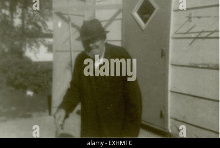 Questa fotografia degli anni '1970 di Peter Wipf cattura la vita all'interno della Maxwell Colony, una comunità hutterita del Nord America. Gli Hutteriti sono noti per il loro stile di vita comune e l'immagine offre uno sguardo sul loro stile di vita, con un'enfasi sulla comunità e la tradizione. Foto Stock