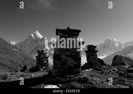 Memoriali e lapidi per gli scalatori e gli sherpa che sono morti su Everest, Dughla Thokla Pass, Parco Nazionale di Sagarmatha, UNESCO Foto Stock