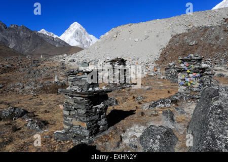 Memoriali e lapidi per gli scalatori e gli sherpa che sono morti su Everest, Dughla Thokla Pass, Parco Nazionale di Sagarmatha, UNESCO Foto Stock