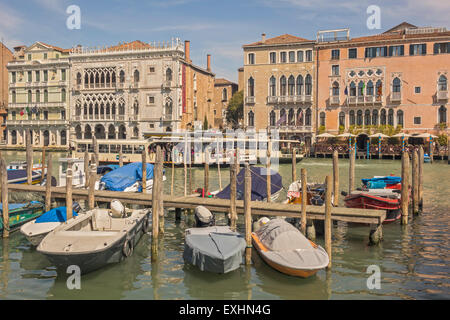 Barche ormeggiate sul Canal Grande Venezia Italia Foto Stock