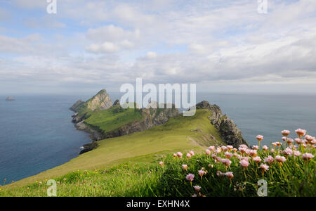 L'isola di Dun dal sud del punto di Hirta. Queste due isole sono parte di St Kilda arcipelago. Hirta, St Kilda, Foto Stock