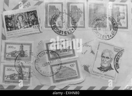 Una collezione di francobolli argentini, che mostrano vari disegni e periodi storici. Questi francobolli mettono in risalto il patrimonio culturale dell'Argentina, figure importanti e monumenti storici, offrendo un'idea della storia postale e degli stili artistici del paese. Foto Stock