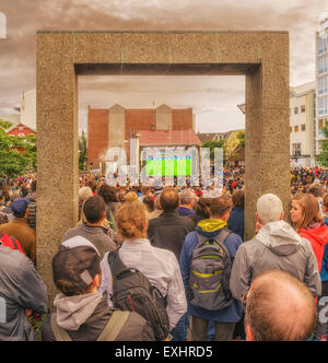 La folla a guardare la coppa del mondo di calcio esterno finale a Reykjavik, Islanda. luglio 13, 2014 Foto Stock