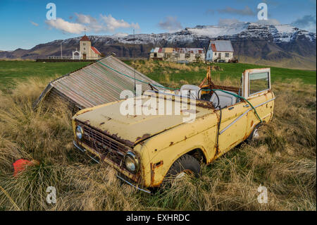 Vecchia jeep decadendo in una fattoria in western Islanda. Foto Stock