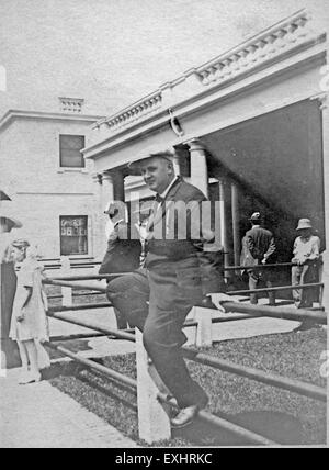 La riunione della Chiesa mennonita della Conferenza generale del 1917 fu un evento significativo per la comunità mennonita. Ha riunito membri per discutere le questioni che affrontano la Chiesa, compresi i conflitti globali e l'unità religiosa. Foto Stock