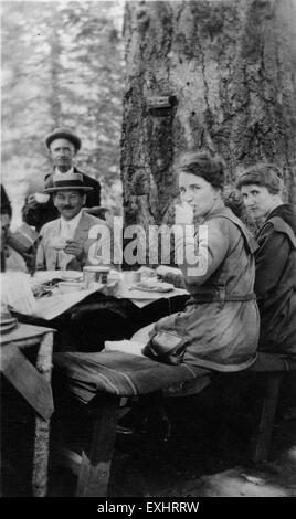 Questa immagine cattura un momento della riunione della Chiesa mennonita della Conferenza generale del 1917, che documenta l'incontro storico della comunità mennonita. Foto Stock