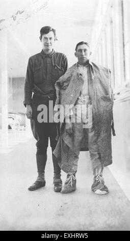 Questa fotografia, intitolata "Two men, Denver 1", cattura un momento sincero di due uomini a Denver. L'immagine, probabilmente scattata tra la prima e la metà del XX secolo, mostra la vita quotidiana della città con particolare attenzione alle espressioni facciali e all'abbigliamento dei soggetti. Foto Stock