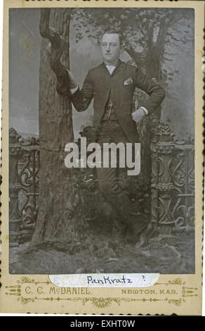 Questa fotografia storica raffigura un giovane non identificato di Newton, Kansas. L'immagine cattura un momento della vita quotidiana all'inizio del XX secolo, offrendo un'istantanea della storia personale nella piccola città americana. Foto Stock