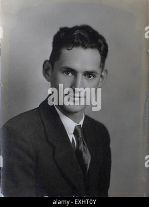 La fotografia raffigura un giovane non identificato di Newton, Kansas, che cattura un momento della vita quotidiana. L'immagine fornisce un'istantanea storica di un individuo di una piccola città americana, offrendo informazioni sulla vita regionale durante la fine del XIX secolo o l'inizio del XX secolo. Foto Stock