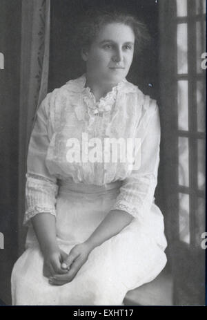 Questa fotografia raffigura una giovane donna non identificata a Newton, Kansas, che offre uno sguardo sulla moda e sulle norme sociali dell'epoca, probabilmente dalla fine del XIX secolo o all'inizio del XX secolo. Foto Stock