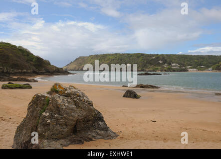 Spiaggia di sabbia con rocce a sud ovest percorso costiero, vicino a Salcombe, sulla South Devon Coast, England, Regno Unito Foto Stock