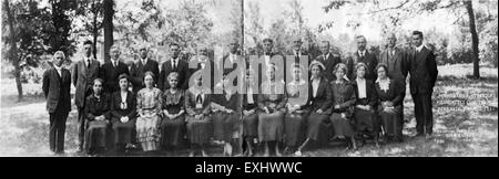La riunione della Chiesa mennonita della Conferenza generale del 1920, cui parteciparono 250 membri, fu un significativo raduno religioso incentrato sulla discussione degli affari della Chiesa e sulla promozione dell'unità all'interno della comunità mennonita. Foto Stock