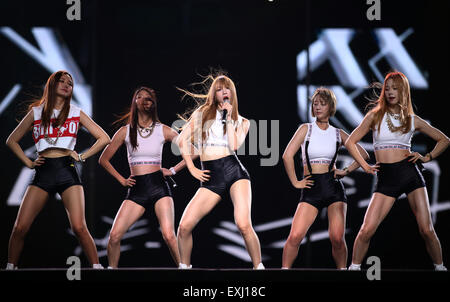 Gwangju, Corea del Sud. 14 Luglio, 2015. I cantanti effettuano durante la cerimonia di chiusura del 2015 Universiade estiva a Gwangju World Cup Stadium di Gwangju, Corea del Sud, il 14 luglio 2015. Credito: Bai Xuefei/Xinhua/Alamy Live News Foto Stock