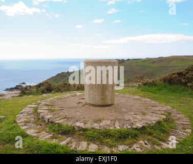 Toposcope su Sharp Tor su South West sentiero costiero, vicino a Salcombe, sulla South Devon Coast, England, Regno Unito Foto Stock