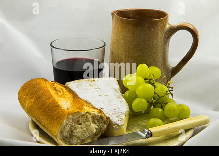 Semplice stile francese il pranzo a base di pane, formaggio, uva e vino Foto Stock