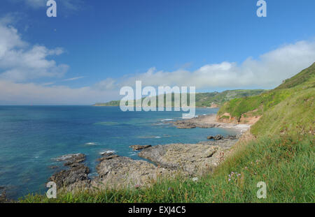 Caletta rocciosa a sud ovest percorso costiero, vicino a Salcombe, sulla South Devon Coast, England, Regno Unito Foto Stock
