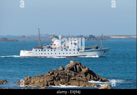 Scillonian III, isole Scilly ferry nave passeggeri passando tra Santa Maria e Sant Agnese poco prima di giungere a Santa Maria. Foto Stock