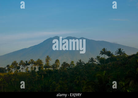 Il vulcano del monte Salak è visto al mattino da Benda, Cicurug, Sukabumi, Giava Occidentale, Indonesia. Foto Stock