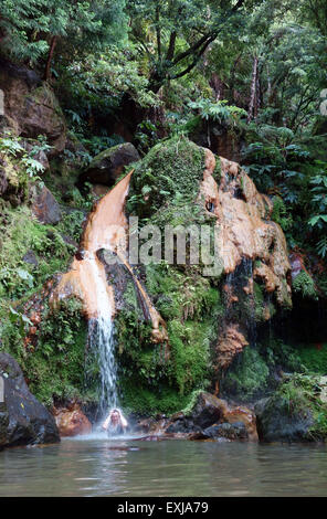 La balneazione in piscine termali di Caldeira Velha Sao Miguel Foto Stock