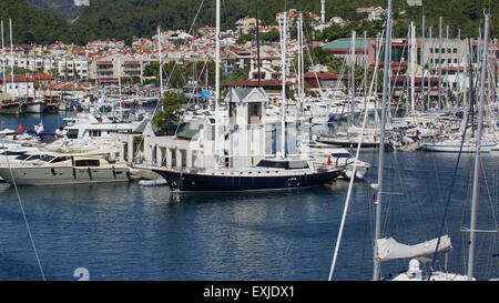 Bella bianca navi a vela ormeggiata nel porto di Marmaris, Turchia. Foto Stock