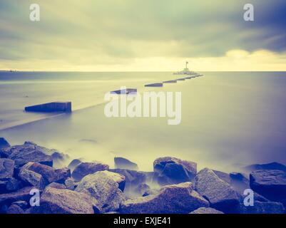 Foto d'epoca del Mar Baltico shore seascape. Seascape fotografato vicino a Gdynia in Polonia. Foto Stock