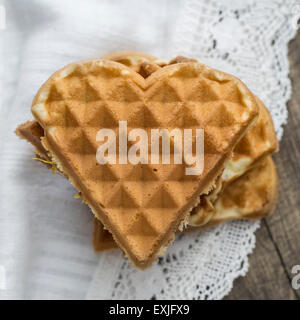 A forma di cuore ad waffle sul tavolo,dal di sopra Foto Stock