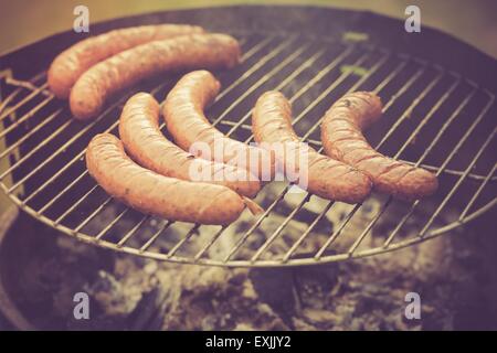 Foto d'epoca del grill con salsicce. La grigliatura in outdoor - foto con vintage effetto dell'umore Foto Stock