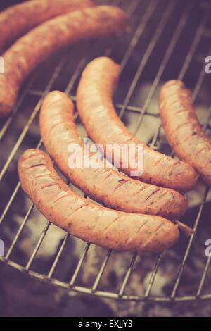 Foto d'epoca del grill con salsicce. La grigliatura in outdoor - foto con vintage effetto dell'umore Foto Stock