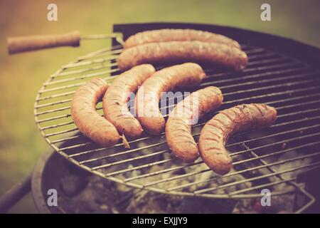 Foto d'epoca del grill con salsicce. La grigliatura in outdoor - foto con vintage effetto dell'umore Foto Stock