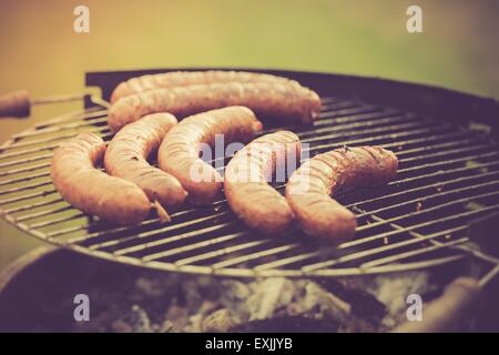 Foto d'epoca del grill con salsicce. La grigliatura in outdoor - foto con vintage effetto dell'umore Foto Stock