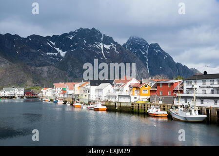 Città portuale su isole Lofoten in Norvegia Foto Stock