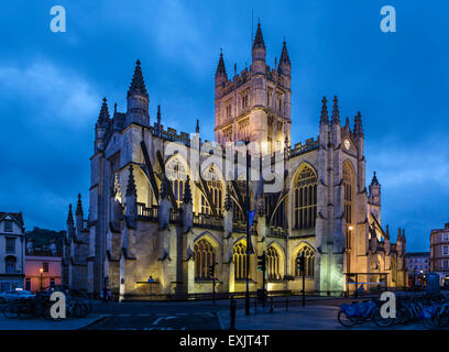 La facciata settentrionale della Abbazia di Bath di notte, bagno, Somerset, Inghilterra, Regno Unito Foto Stock