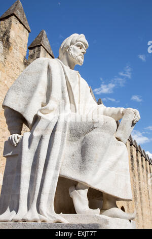 CORDOBA, Spagna - 25 Maggio 2015: la statua di arabo medioevale filosofo Averroè da Pablo Yusti Conejo (1967) e la medievale Foto Stock