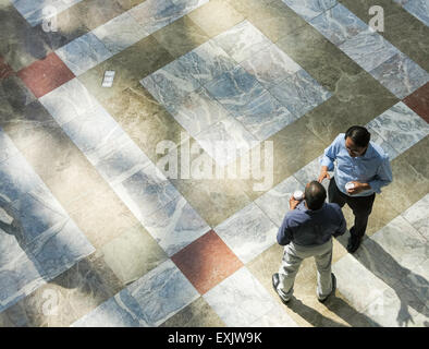 Due Casual uomo d affari parlare nel giardino d'inverno, Brookfield Center, New York, Stati Uniti d'America Foto Stock