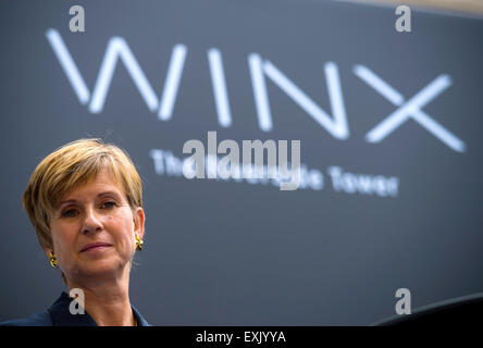 Susanne Klatten, maggiore azionista di tedesco produttore di automobili BMW e proprietario del futuro WINX grattacielo, assiste la cerimonia rivoluzionaria della torre in Frankfurt am Main, Germania, 14 luglio 2015. L'edificio dell'ufficio sarà di 110 metri di altezza al suo completamento. Foto: ANDREAS ARNOLD/dpa Foto Stock