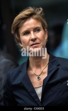 Susanne Klatten, maggiore azionista di tedesco produttore di automobili BMW e proprietario del futuro WINX grattacielo, assiste la cerimonia rivoluzionaria della torre in Frankfurt am Main, Germania, 14 luglio 2015. L'edificio dell'ufficio sarà di 110 metri di altezza al suo completamento. Foto: ANDREAS ARNOLD/dpa Foto Stock