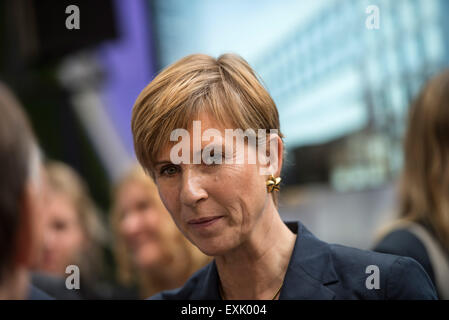 Susanne Klatten, maggiore azionista di tedesco produttore di automobili BMW e proprietario del futuro WINX grattacielo, assiste la cerimonia rivoluzionaria della torre in Frankfurt am Main, Germania, 14 luglio 2015. L'edificio dell'ufficio sarà di 110 metri di altezza al suo completamento. Foto: ANDREAS ARNOLD/dpa Foto Stock