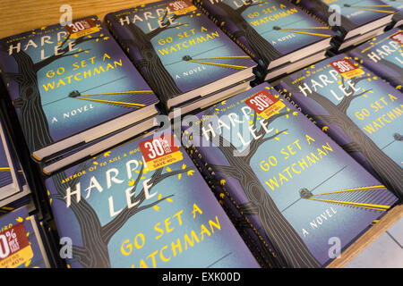 New York, New York, Stati Uniti d'America. 14 Luglio, 2015. Pile di copie di "Vai a impostare una sentinella" da Harper Lee in un Barnes & Noble Bookstore di New York martedì, luglio 14, 2015. Il famoso premio Pulitzer autore vincitore Harper Lee secondo romanzo, "Vai a impostare una sentinella " è un sequel di 'per uccidere un Mockingbird" pubblicato 50 anni fa. Sentinella è stato effettivamente scritto prima di Mockingbird e recentemente è stato trovato dopo essere stato pensato perso. Credito: Richard Levine/Alamy Live News Foto Stock