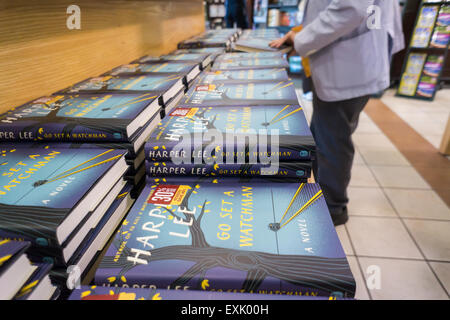 New York, New York, Stati Uniti d'America. 14 Luglio, 2015. Pile di copie di "Vai a impostare una sentinella" da Harper Lee in un Barnes & Noble Bookstore di New York martedì, luglio 14, 2015. Il famoso premio Pulitzer autore vincitore Harper Lee secondo romanzo, "Vai a impostare una sentinella " è un sequel di 'per uccidere un Mockingbird" pubblicato 50 anni fa. Sentinella è stato effettivamente scritto prima di Mockingbird e recentemente è stato trovato dopo essere stato pensato perso. Credito: Richard Levine/Alamy Live News Foto Stock