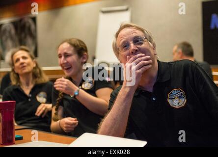 Laurel, Maryland, Stati Uniti d'America. 14 Luglio, 2015. I membri dei nuovi orizzonti della scienza team (L-R) scienziato SETI Cristina dalle ore, studente laureato Alissa Earle e scienziato Rick Binzel reagire a vedere l'ultima e massima nitidezza delle immagini di Plutone durante il volo della sonda spaziale presso la Johns Hopkins University Applied Physics Laboratory Luglio 14, 2015 in alloro, Maryland. Foto Stock