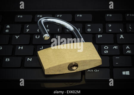 Close-up di un lucchetto aperto sulla tastiera di un computer. Foto di concetto di tecnologia, Internet e la sicurezza del computer. Foto Stock